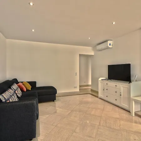 Luxury Flat In Apartment *